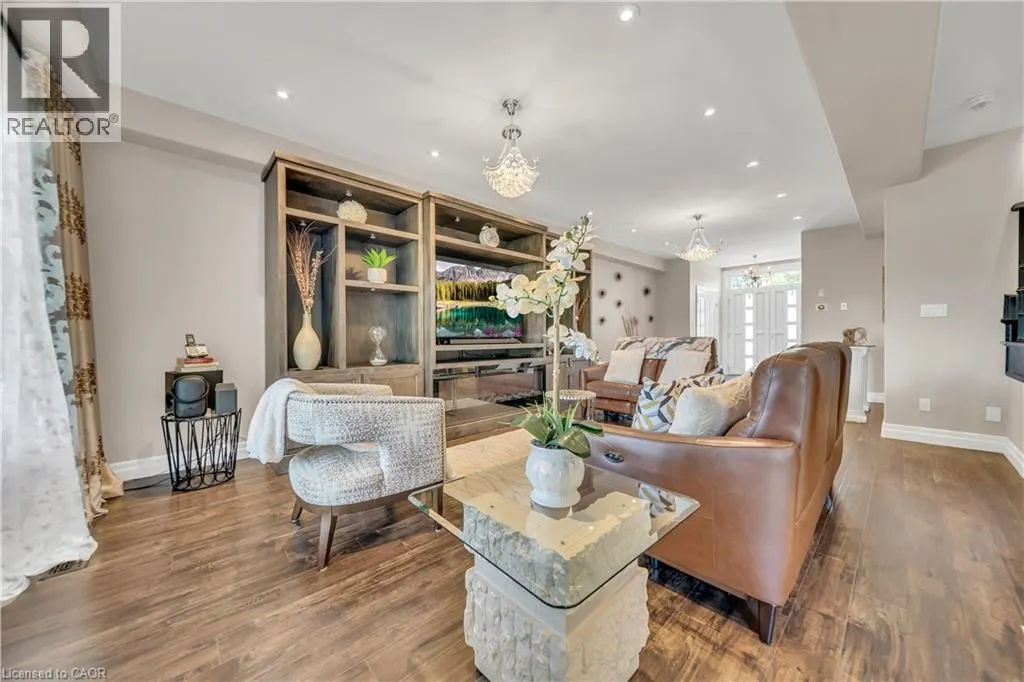 50 HORSESHOE Crescent