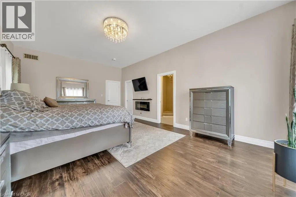 50 HORSESHOE Crescent