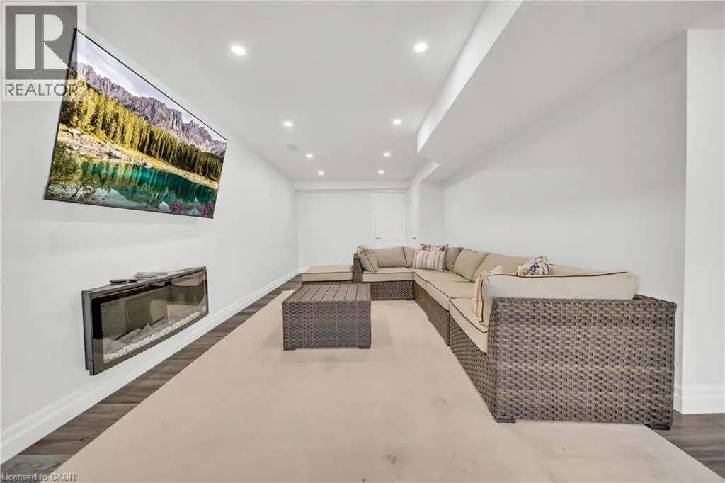 50 HORSESHOE Crescent