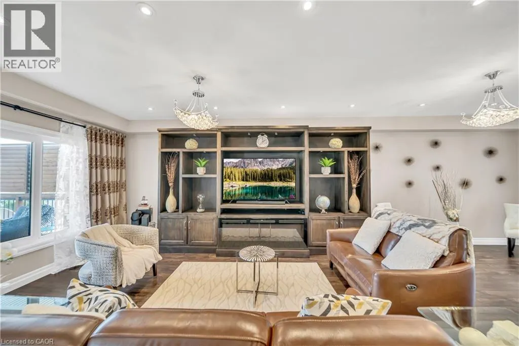 50 HORSESHOE Crescent