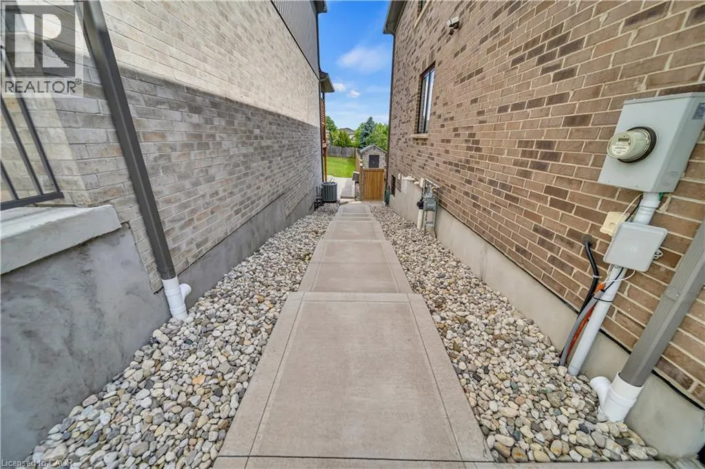 50 HORSESHOE Crescent