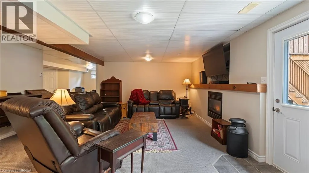 2 HUNTER Drive S
