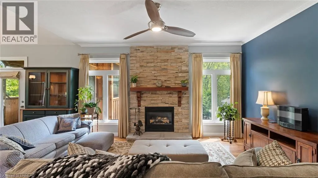 2 HUNTER Drive S