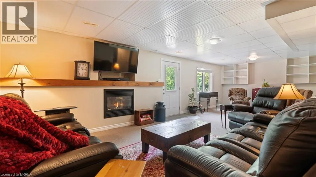 2 HUNTER Drive S