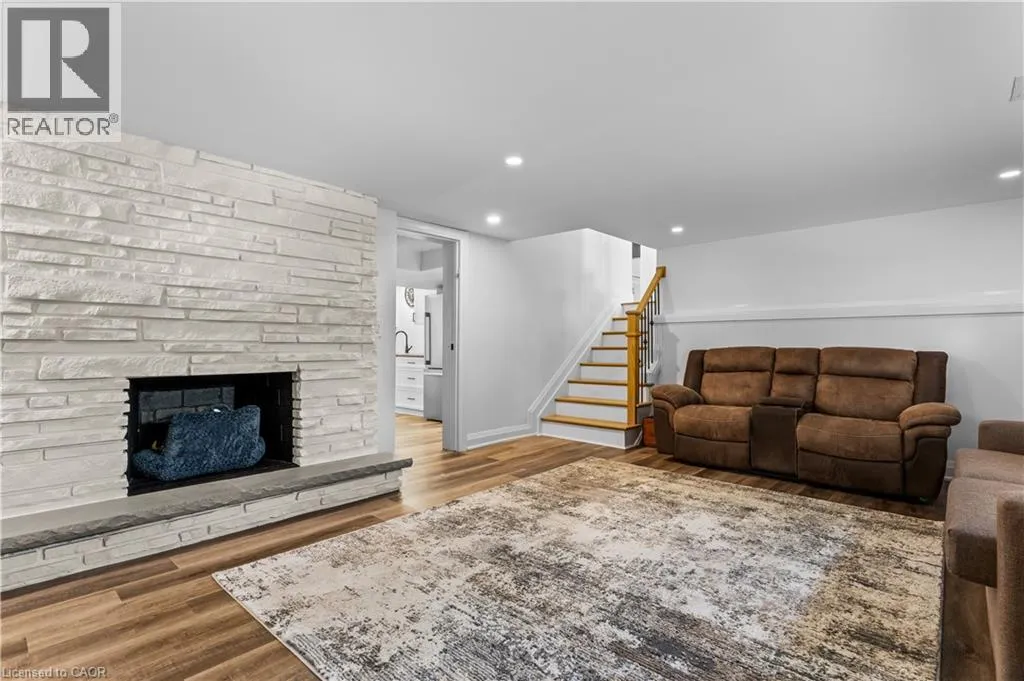1104 VANSICKLE Road N