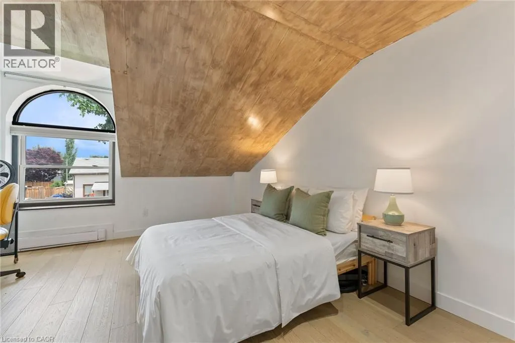 23 MACAULAY Street W Unit# 2, #2