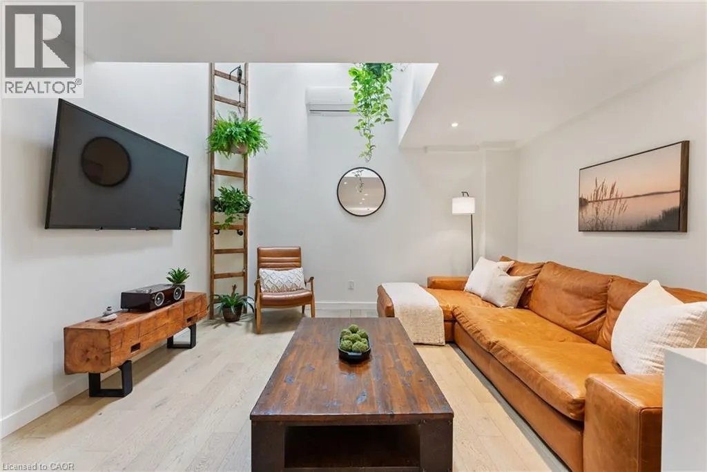 23 MACAULAY Street W Unit# 2, #2
