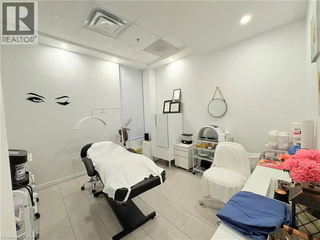 250 DUNDAS Street W