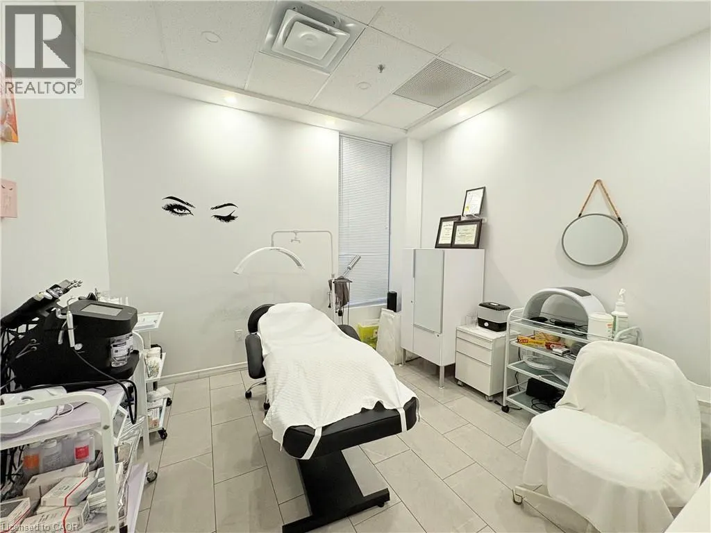 250 DUNDAS Street W