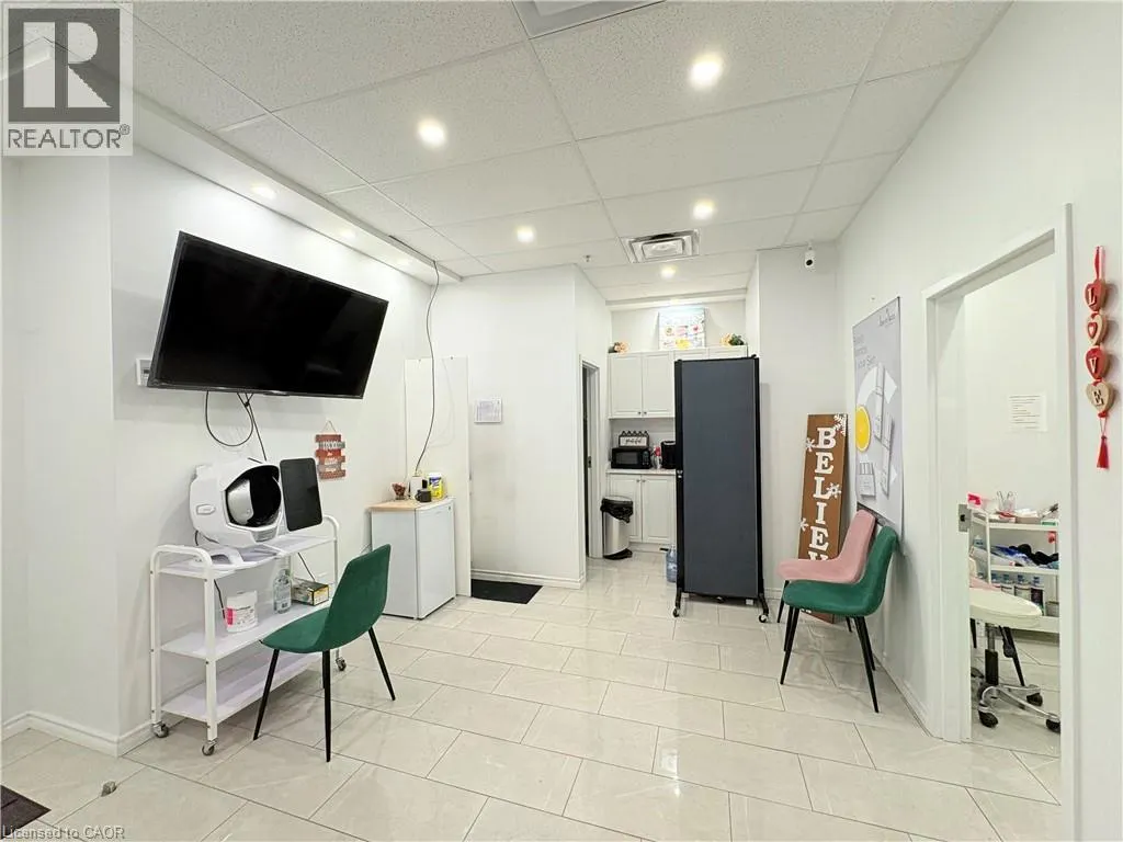 250 DUNDAS Street W