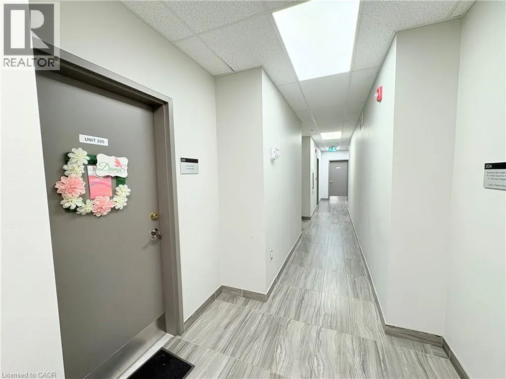 250 DUNDAS Street W