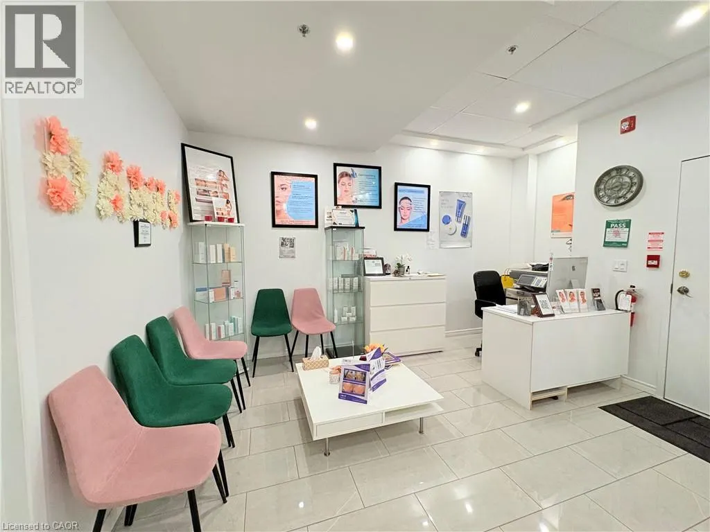 250 DUNDAS Street W