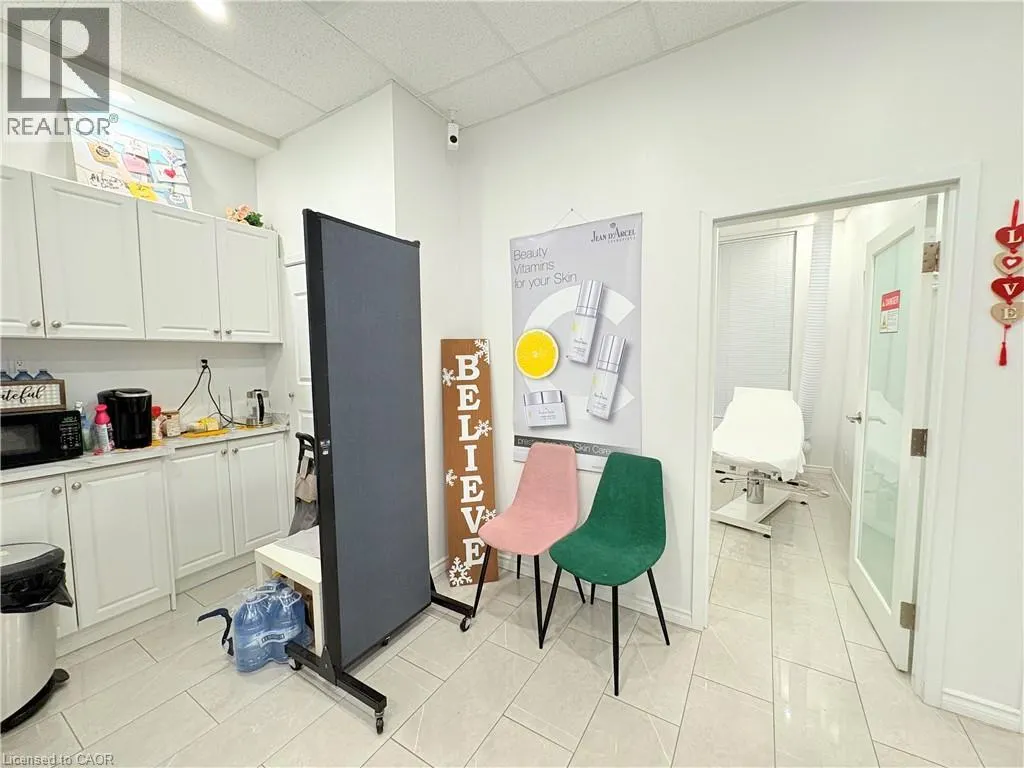 250 DUNDAS Street W