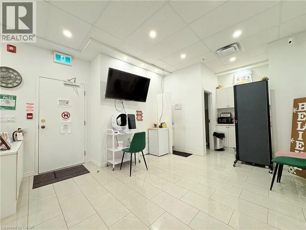 250 DUNDAS Street W