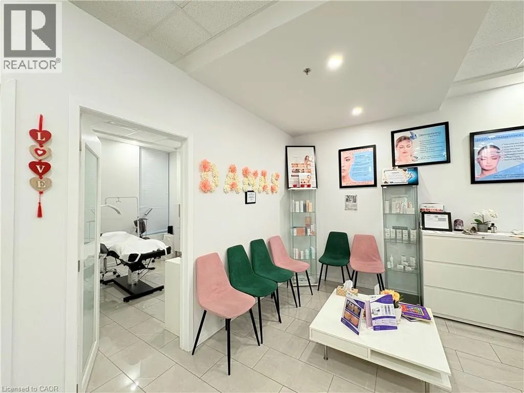 250 DUNDAS Street W