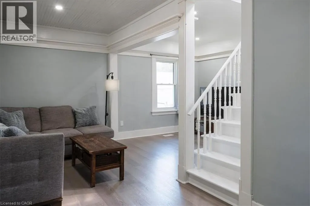 211 MCNAB Street W