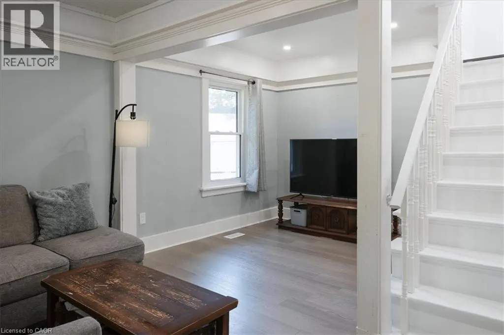 211 MCNAB Street W