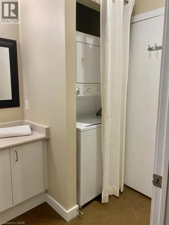 66 BAY Street S Unit# PH4, #PH4