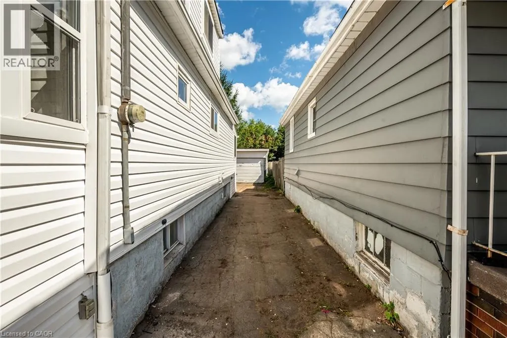 155 PICTON Street E