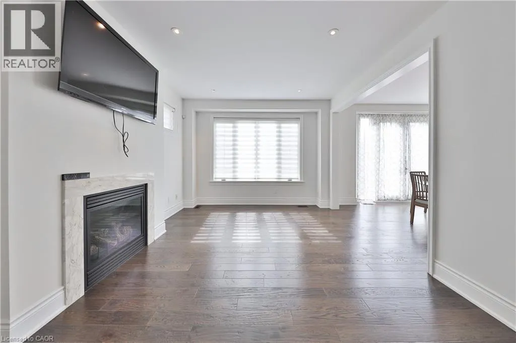 2163 VINELAND Crescent