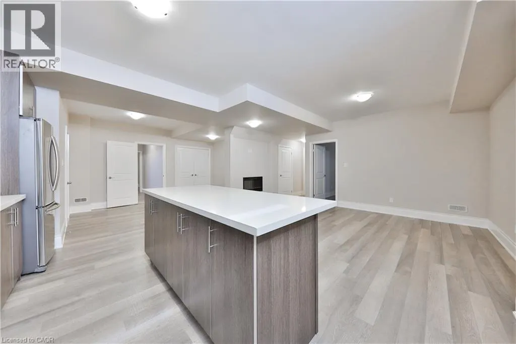 2163 VINELAND Crescent