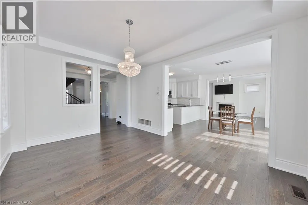 2163 VINELAND Crescent