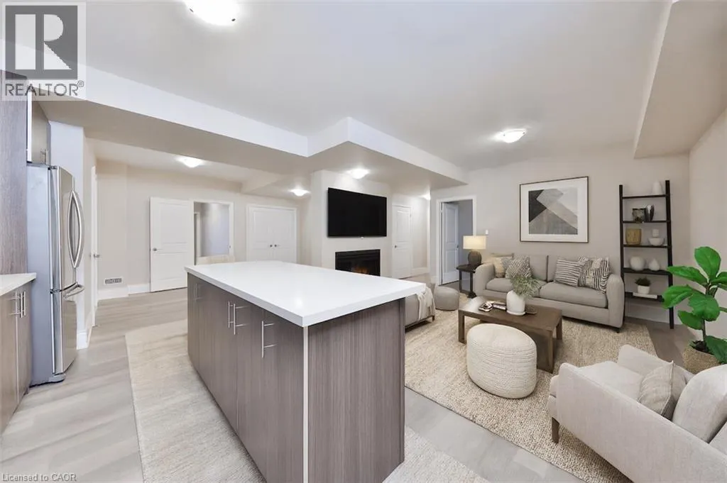 2163 VINELAND Crescent