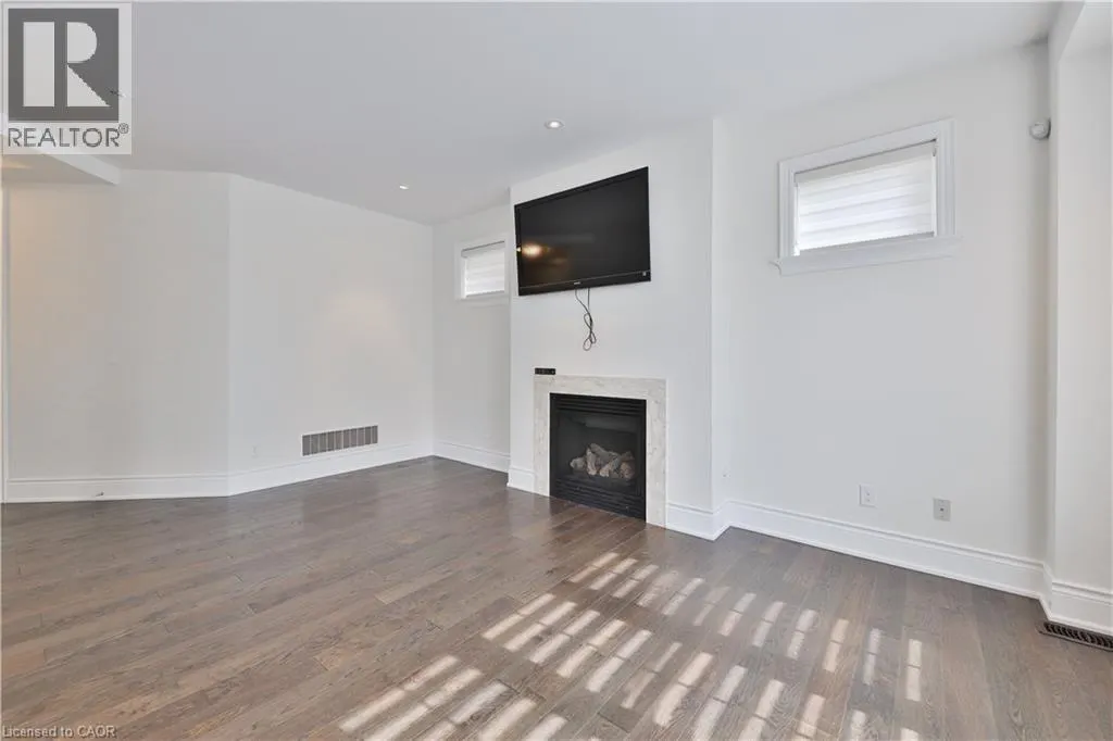 2163 VINELAND Crescent