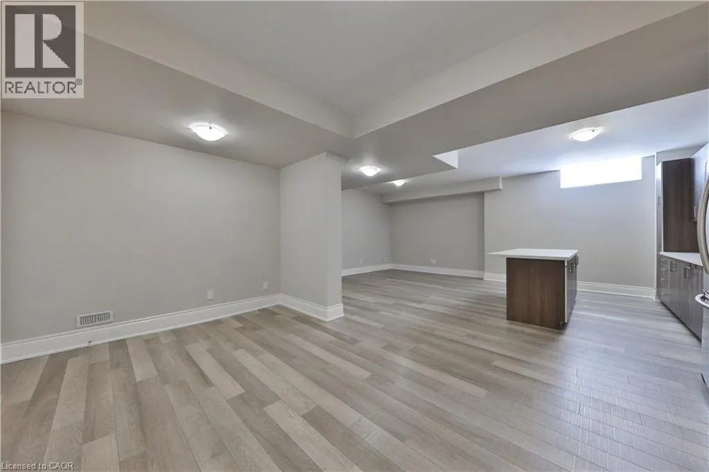 2163 VINELAND Crescent