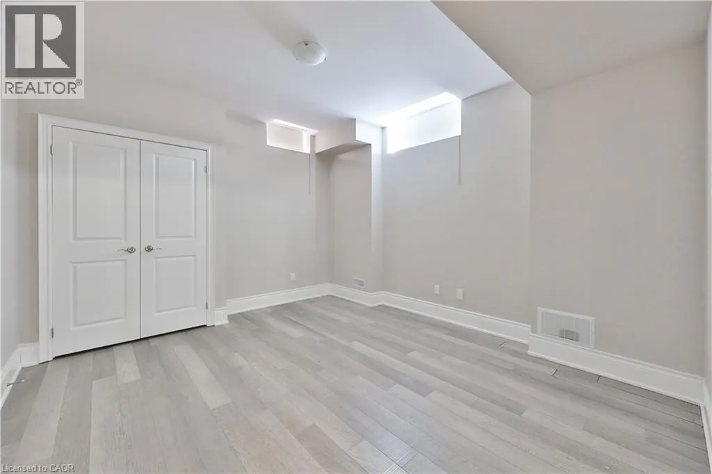 2163 VINELAND Crescent