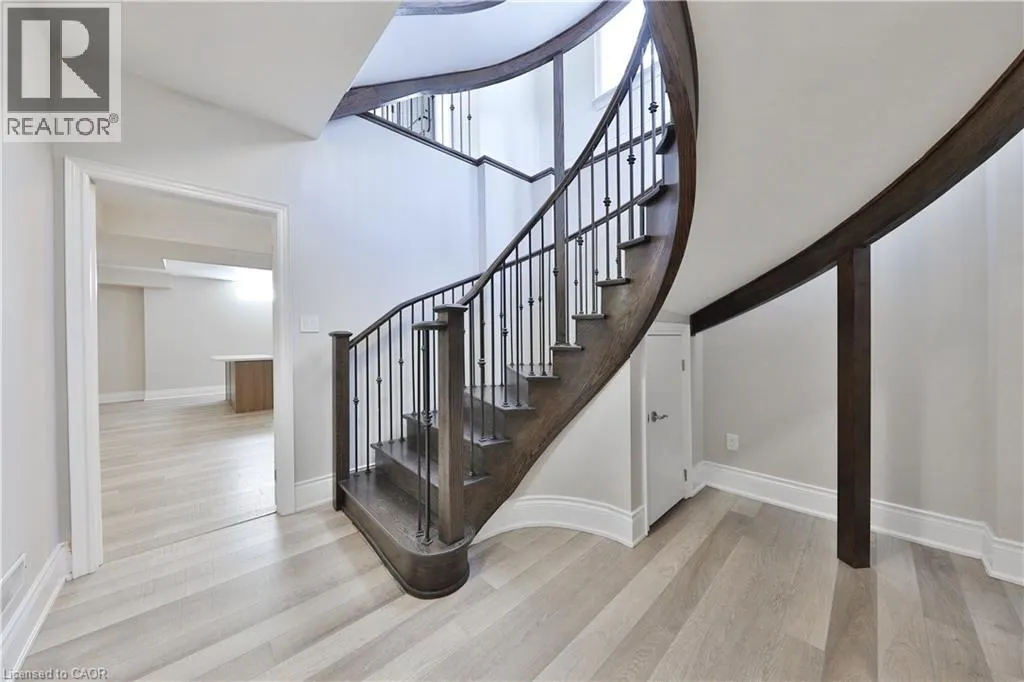 2163 VINELAND Crescent