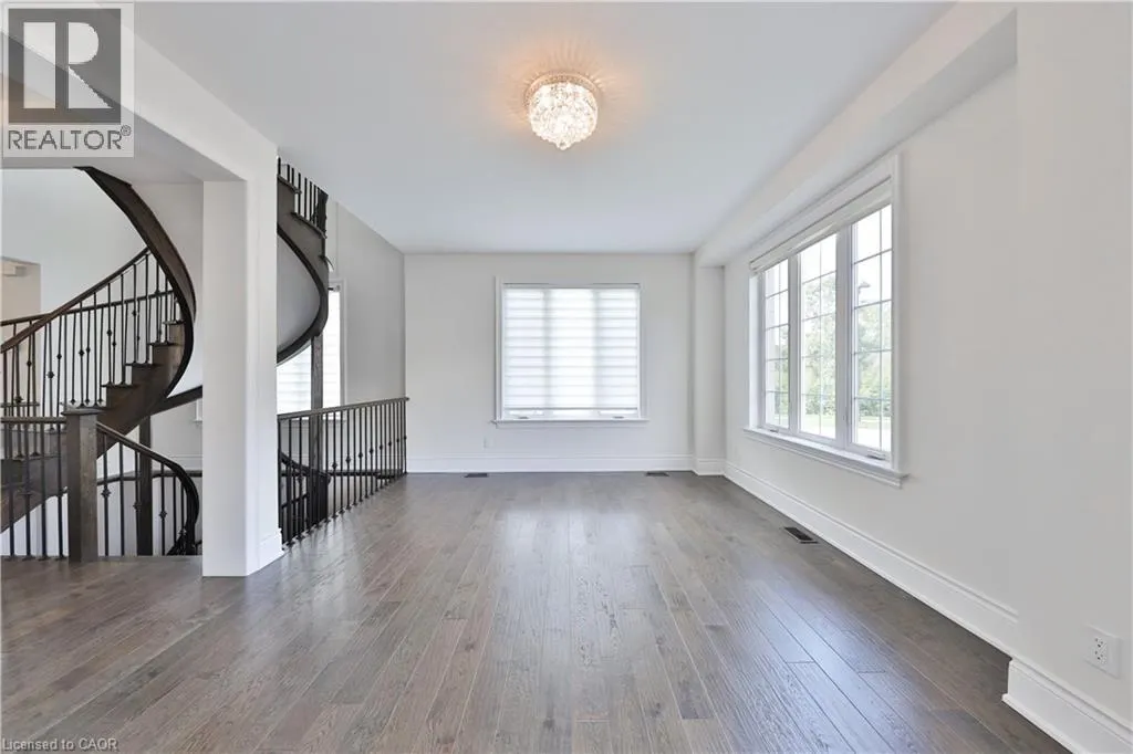 2163 VINELAND Crescent