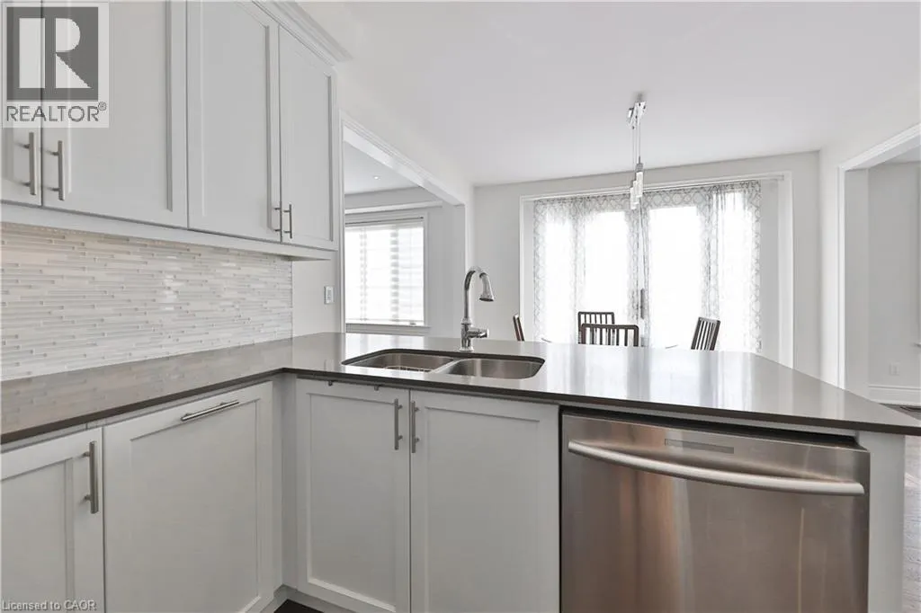 2163 VINELAND Crescent
