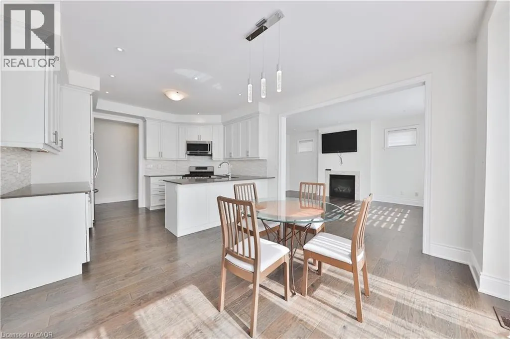 2163 VINELAND Crescent