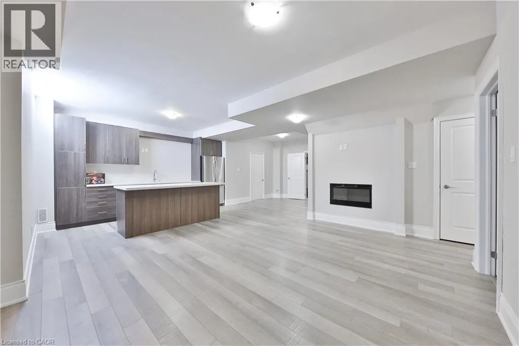2163 VINELAND Crescent