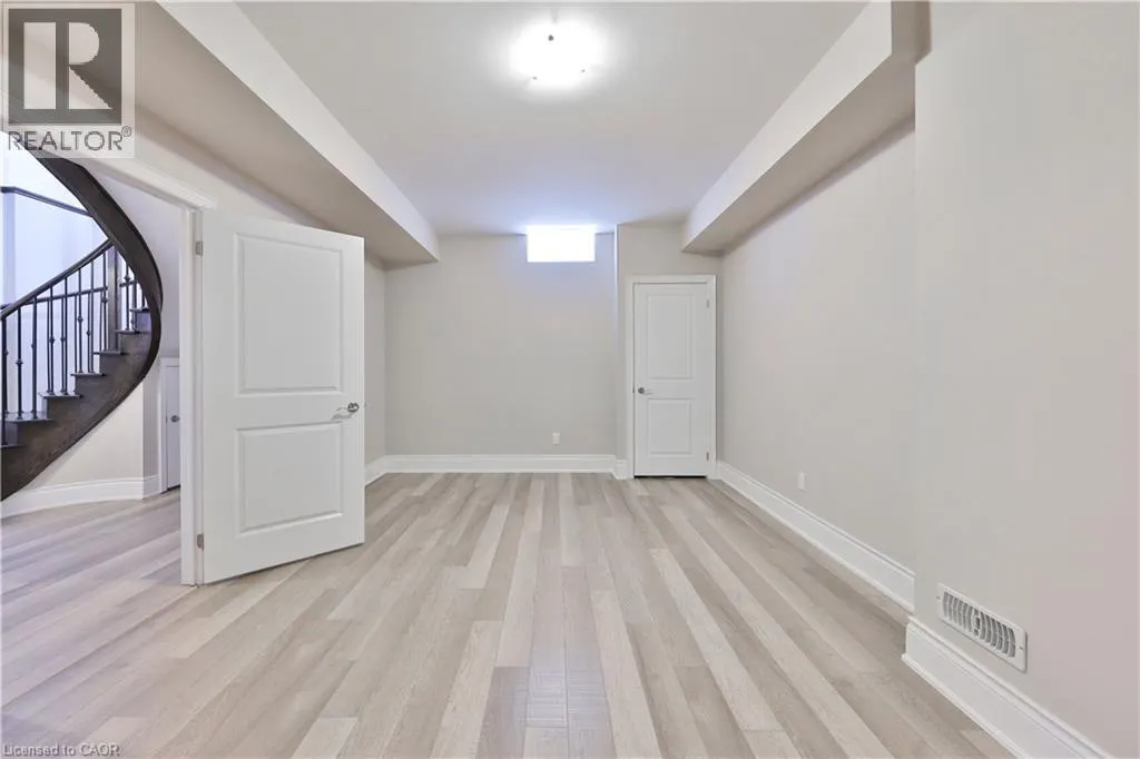 2163 VINELAND Crescent