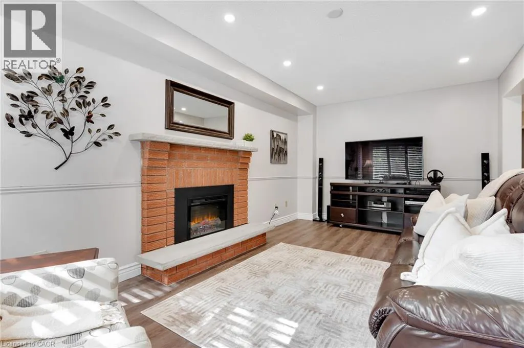 20 ANGLEROCK Drive