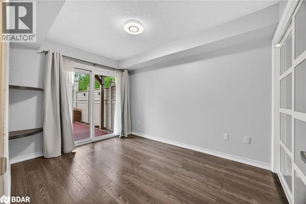 49 FERNDALE Drive S Unit# 8, #8