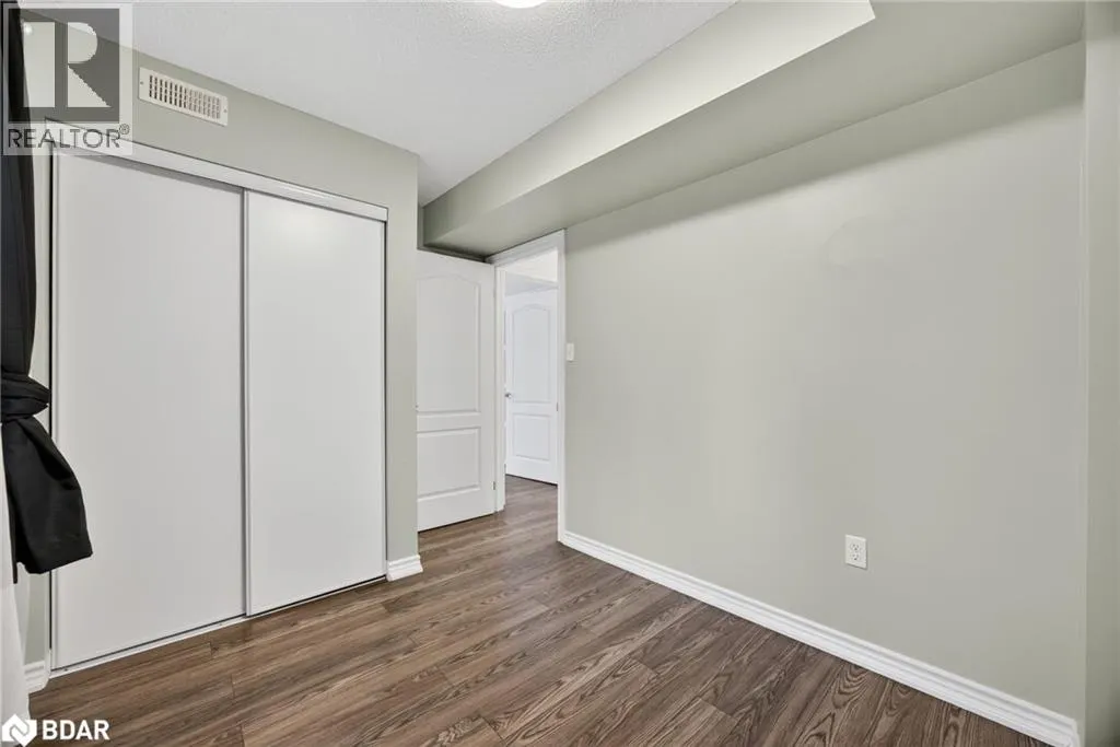 49 FERNDALE Drive S Unit# 8, #8