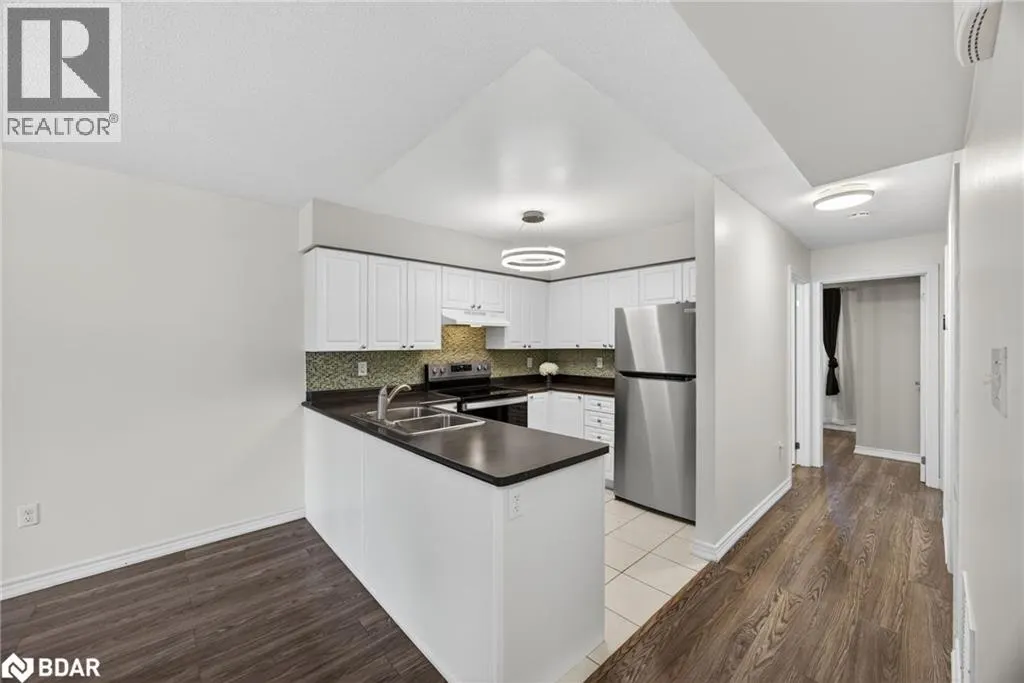 49 FERNDALE Drive S Unit# 8, #8
