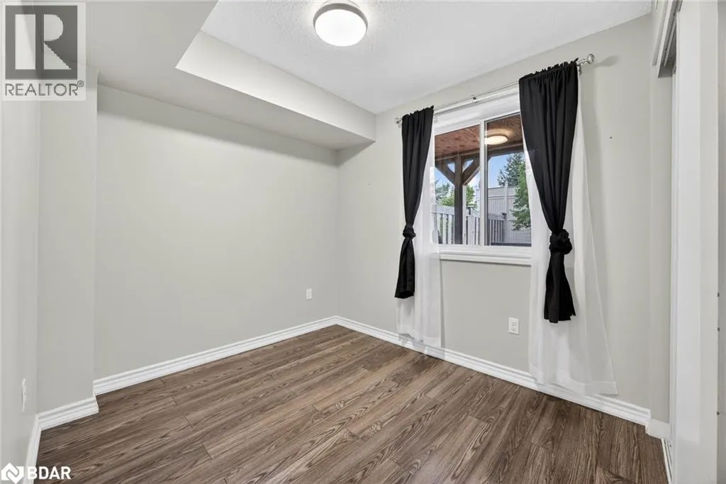 49 FERNDALE Drive S Unit# 8, #8