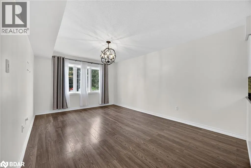 49 FERNDALE Drive S Unit# 8, #8