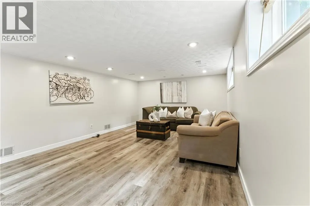 33 SHADYWOOD Crescent