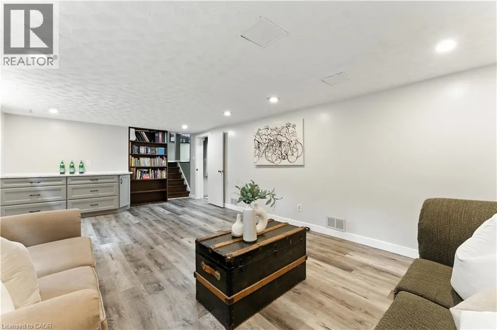 33 SHADYWOOD Crescent