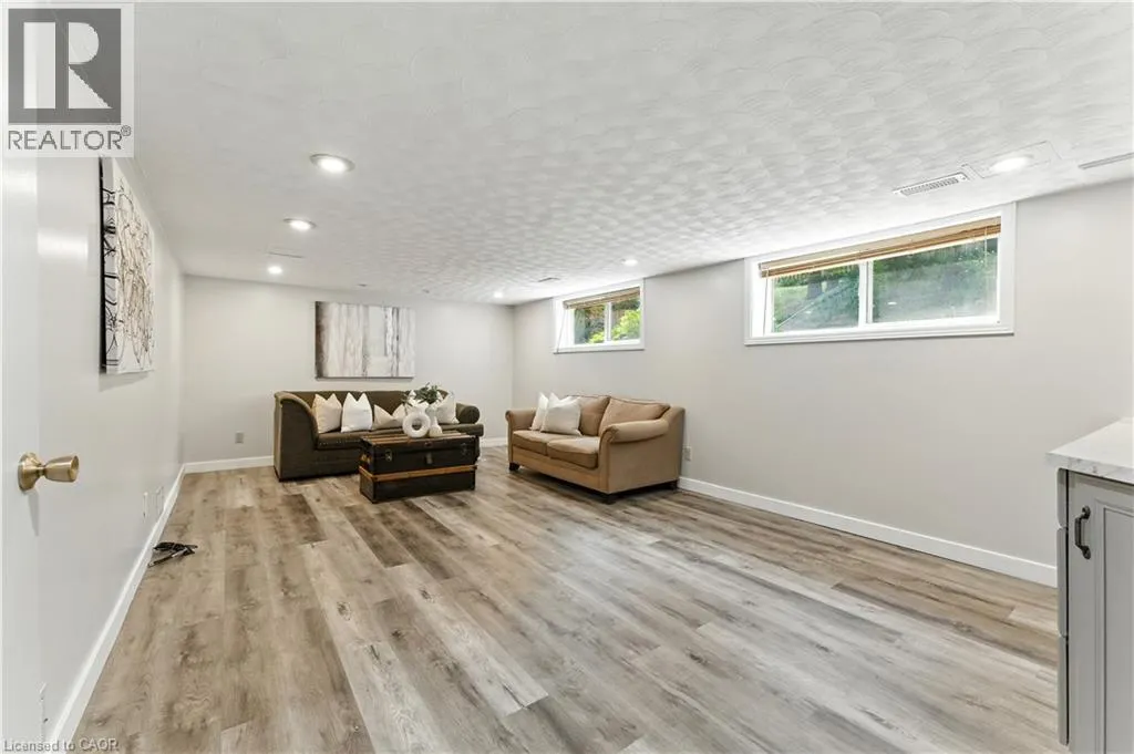 33 SHADYWOOD Crescent