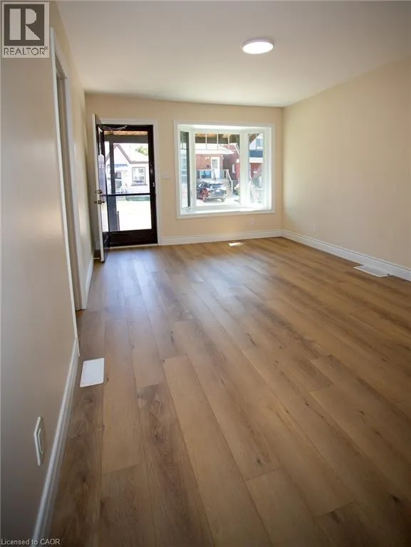 11 ROBINS Avenue