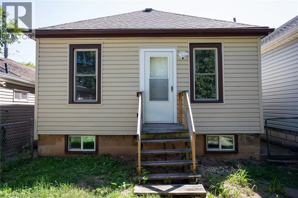 11 ROBINS Avenue