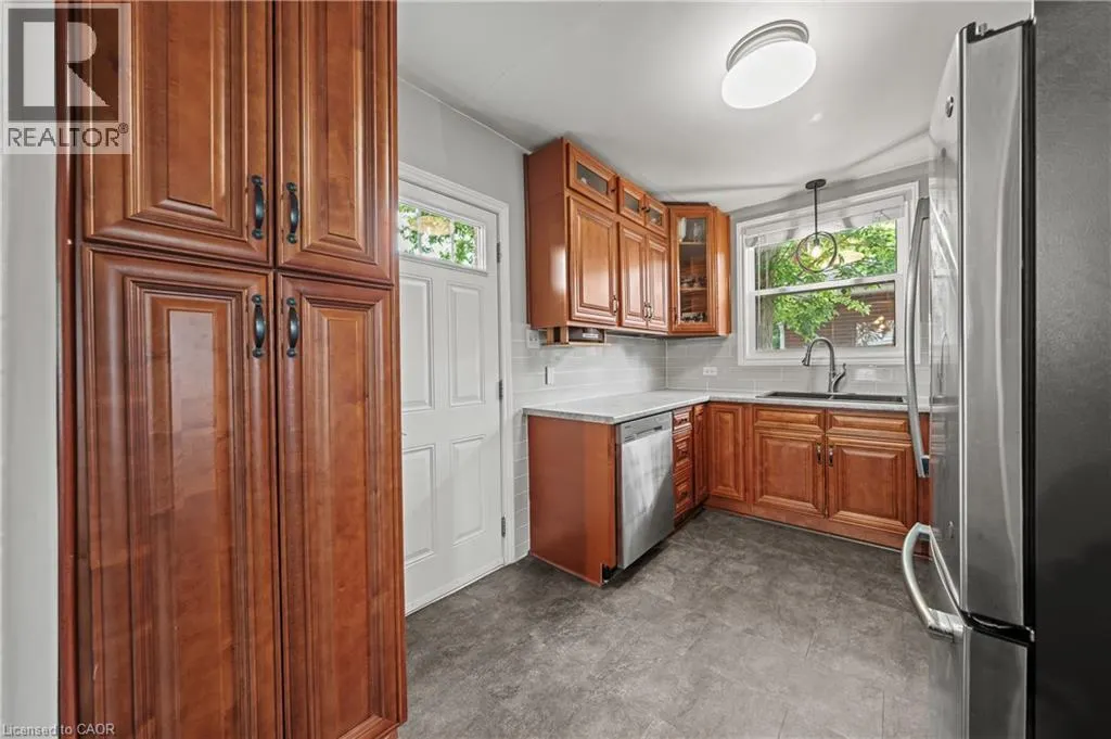 854 GUELPH Street