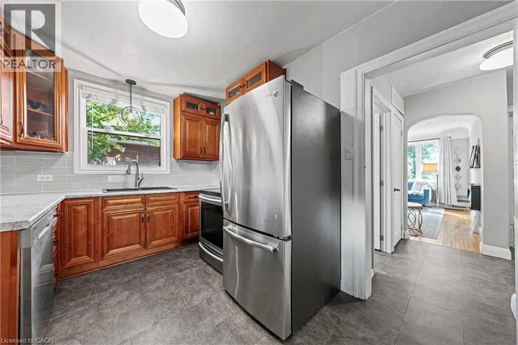 854 GUELPH Street