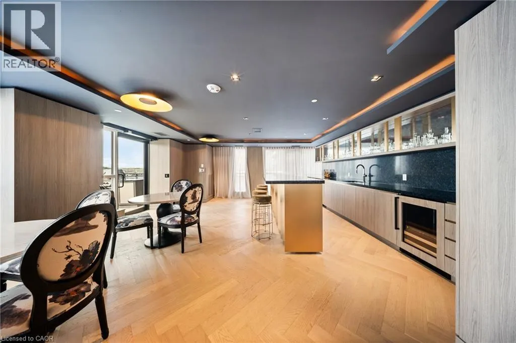 405 DUNDAS Street W Unit# 813, #813